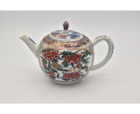 Ω A CHINESE EXPORT ‘CLOBBERED’ PORCELAIN TEAPOT AND COVER, QING DYNASTY, KANGXI PERIOD, 1662 – 1722清 康熙 外销松鼠花卉紋茶壺及蓋Probably d