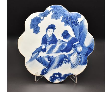 A CHINESE BLUE AND WHITE PORCELAIN OCTAGONAL LOBED PLAQUE, QING DYNASTY, 2ND HALF 19TH CENTURY清 青花仕女圗紋八角瓷屏 十九世紀中晚期Vividly pai