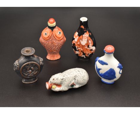 A SMALL COLLECTION OF CHINESE PORCELAIN SNUFF BOTTLES, QING DYNASTY AND LATER清或以後 青花及钒红瓷胎鼻煙壺 一組Comprising: a double carp bott