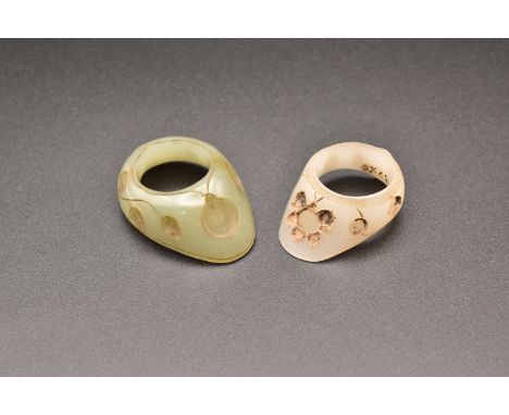 TWO MUGHAL JADE ARCHERS THUMB RINGS, 17TH/18TH CENTURY十七至十八世紀  莫臥兒王朝玉扳指兩隻Each of asymmetrical form, one of white jade the oth