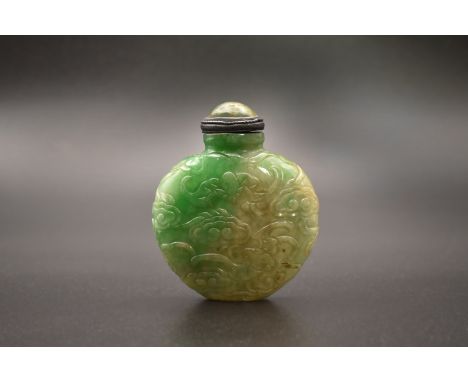 A CHINESE JADEITE CARVED SNUFF BOTTLE, QING DYNASTY, 19TH CENTURY清 翡翠雕五蝠靈芝紋鼻煙壺 十九世紀Of flattened shouldered form, the stone wi