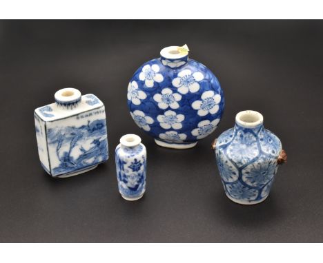 FOUR CHINESE BLUE AND WHITE PORCELAIN SNUFF BOTTLES, QING DYNASTY, 19TH CENTURY清  青花花卉紋鼻煙壺一組 四隻  十九世紀One with a four-characte