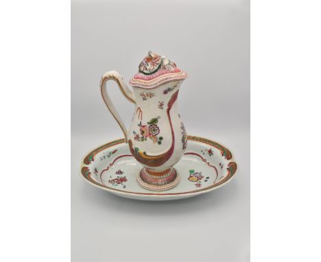 Ω A CHINESE EXPORT ‘FAMILLE-ROSE’ EWER, COVER AND STAND, QING DYNASTY, QIANLONG PERIOD, CIRCA 1770清 乾隆 外销粉彩花卉紋壺及壺托After a Mei