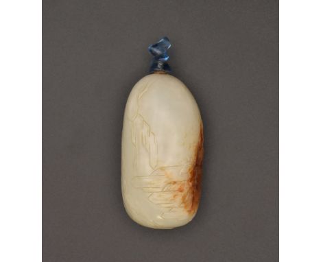 A LARGE CHINESE WHITE AND RUSSET JADE ‘PEBBLE’ SNUFF BOTTLE, QING DYNASTY, EARLY 19TH CENTURY清 白褐玉 隨形鼻煙壺 十九世紀初The whitish sto