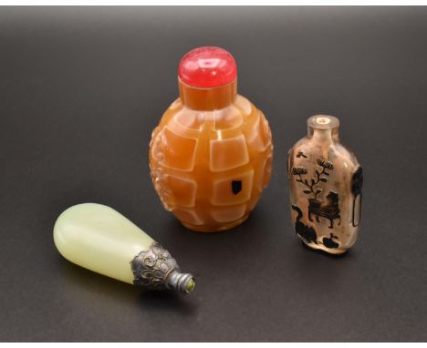 A GROUP OF THREE CHINESE GLASS SNUFF BOTTLES, QING DYNASTY, 19TH CENTURY清 玻璃鼻煙壺一組 三件 十九世紀Including; an opalescent glass ‘eggp