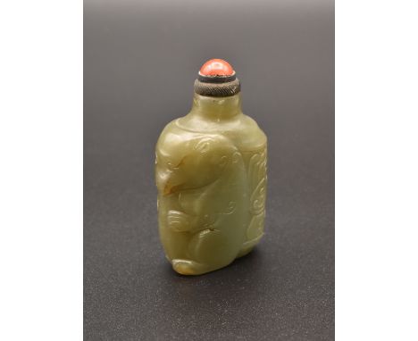 A CHINESE JADE ARCHAISTIC ‘BEAR’ SNUFF BOTTLE, QING DYNASTY, EARLY 19TH CENTURY清 青玉熊鼻煙壺 十九世紀初The stone of celadon tone, carve