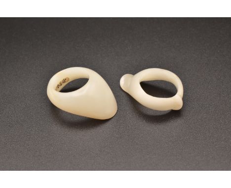 TWO MUGHAL JADE ARCHERS THUMB RINGS, 17TH/18TH CENTURY莫臥兒王朝 玉扳指兩隻 十七至十八世紀Each of asymmetrical form, both of whitish jade (2)A