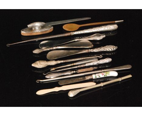 A small parcel lot of assorted silver and white metal items to include four button hooks, three shoe horns, manicure items, l
