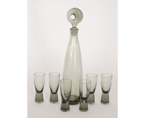 A post-war Holmegaard decanter and glasses designed by Per Lutkin of slender bottle form with a loop stopper together with a 