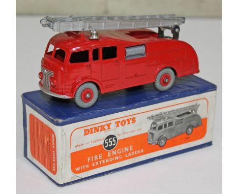 Dinky Toys 555 Fire Engine with Extending Ladder, boxed.