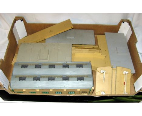 HORNBY DUBLO 2R Stations, an Engine Shed and Level Crossing -  5005 Engine Shed (missing Gutter Pipe otherwise Good), 3 x 508