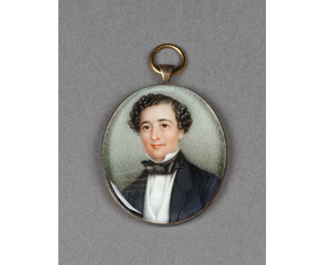Miniatur mit Portrait eines jugendlichen Herren. Auf Elfenbein. Deutsch, um 1830. Oval, 3,8 x 3,2 cm. Als Anhänger gefasst