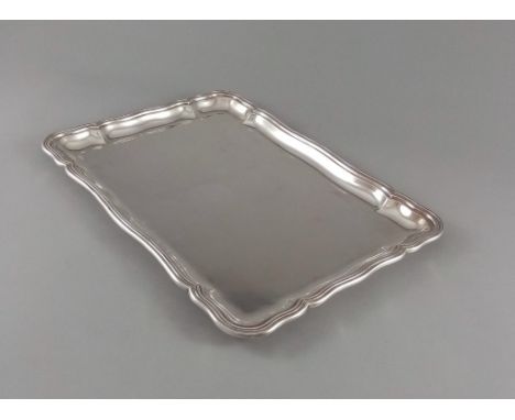 Tablett im Chippendale-Stil. Getreppter profilierter Rand, gerundete Kanten. 45,5 x 33 cm. 1450 g