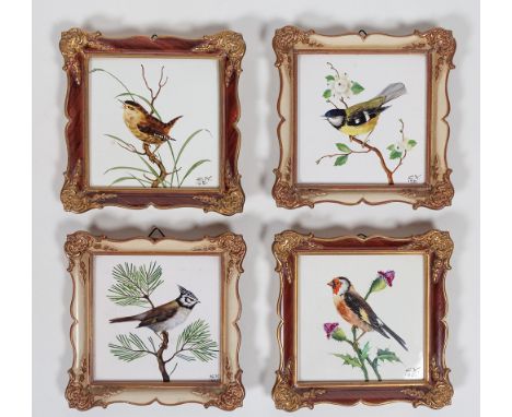 Vier Porzellanbilder als Pendants. Polychrome Bemalung mit Vögeln. Rosenthal, monogr. EN und 1951 dat. Jew. 10 x 10 cm. R