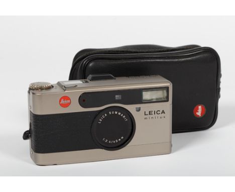 Leica minilux. Leica Camera GmbH. Gehäusenr. 2077216. Leica Summarit 1:2.4/40 mm. Im Originaletui