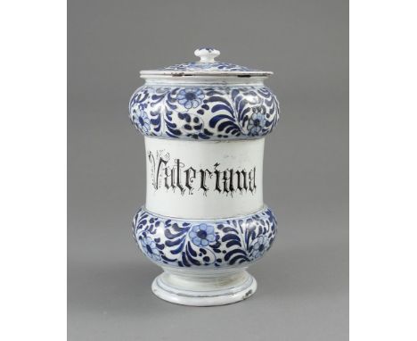 Albarello mit Deckel. "Valeriana". Blaue und rotbraune Bemalung auf beigem Fond. Vermutlich Italien, 19. Jh. H 27 cm
