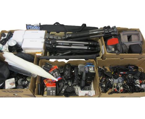 CAMERA EQUIPMENT - an amassed quantity to include some digital cameras, lighting equipment, canvas and other carry bags, cabl