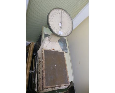 AN EARLY 20th CENTURY SALTER WEIGHING SCALES.