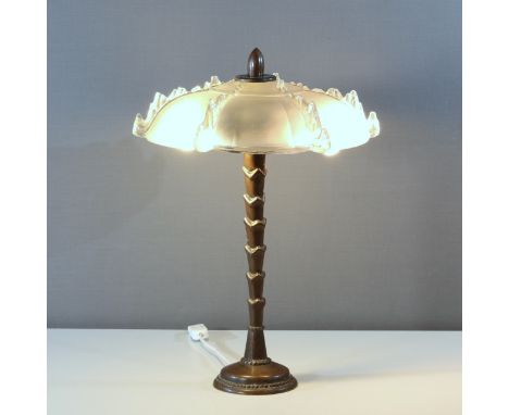 Tischlampe, Art DécoLampenfuß wohl aus Bronze, mattes Glas, zweiflammig, Elektrik erneuert, Schadstellen am Glas, ohne Leucht
