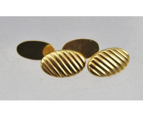 A PAIR OF SMALL 9CT GOLD OVAL CUFFLINKS, weight 3g. 