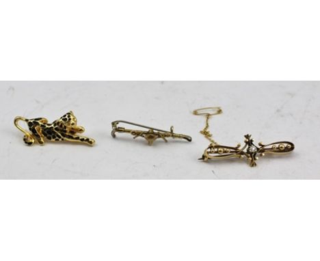 A 9CT GOLD STOCK PIN in the form of a hunting crop, mounted with a fox mask and a horse bit, 4cm, together with a diamond set