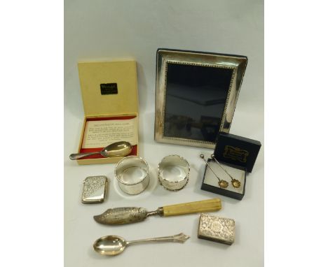 Silver items to include an Edwardian vesta case, Birmingham 1901, a matchbox cover, Birmingham 1903, two napkin rings, a Geor