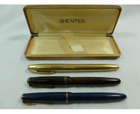 A rolled gold Sheaffer fountain pen with engine turned decoration and 14K gold nib, boxed, a Parker 'Vacumatic' fountain pen 