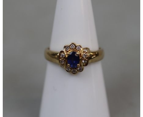 18ct gold sapphire and diamond cluster ring - Size: M