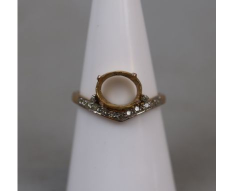 9ct gold ring (missing stone) - Size: M½ 