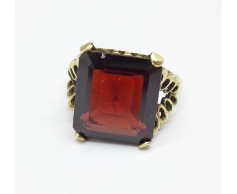 A 9ct gold and garnet ring, 3.7g, L 