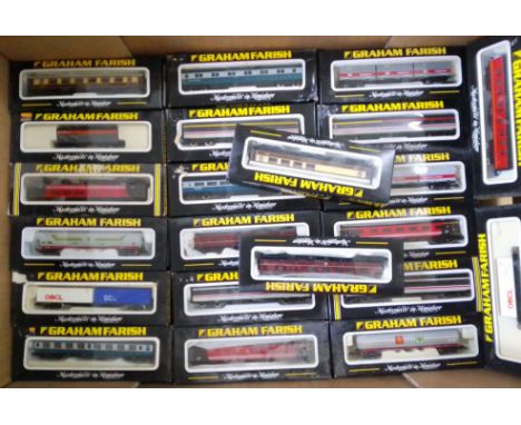 A group of 22 Graham Farish by Bachmann N gauge rolling stock/carriages 