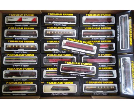 A group of 22 Graham Farish by Bachmann N gauge rolling stock/carriages 