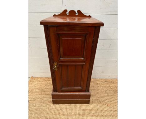 A mahogany side cabinet with single shelf and galleried top (H83cm W39cm D35cm)