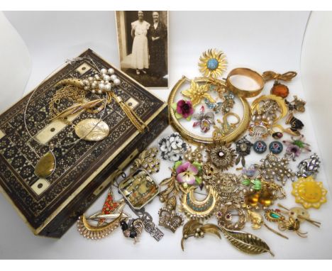 A good collection of vintage costume jewellery to include a compact, animal brooches, a glass 'pears' brooch etc all in a dec