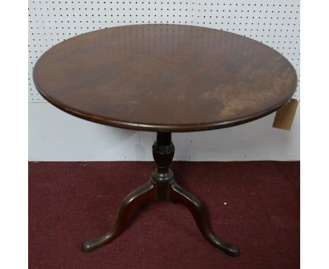 A Georgian mahogany circular tilt top table on tripod supports. diameter 82cm. 