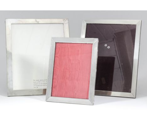 An American sterling silver rectangular photograph frame to hold picture 9.5ins x 7.75ins, 11ins x 9ins overall, by Gorham (e