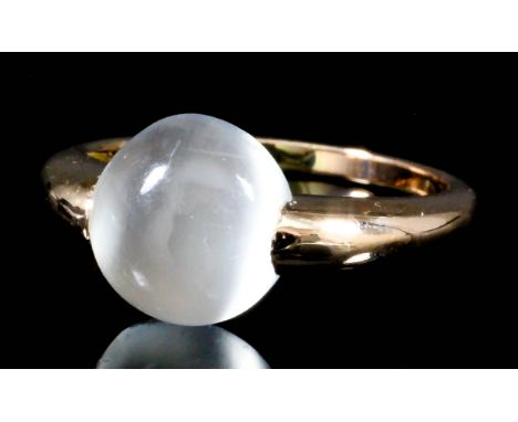 A modern 18ct gold mounted solitaire moonstone ring, set with a cabochon moonstone (approximate 3.5ct), (size P+ - gross weig