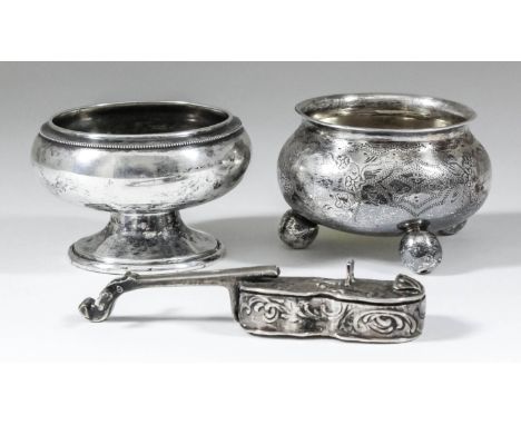 A Continental silvery metal violin pattern snuff box embossed with putti and scroll ornament, 8.25ins overall, stamped "800 s
