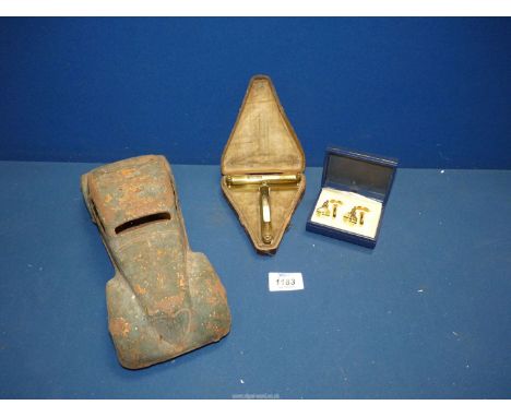 An old tin plate model car, a brass T-shaped level in case and two pairs of cufflinks.