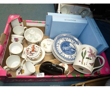 A quantity of china including five boxed Wedgwood royal souvenir display plates, Royal Worcester 'Evesham' ramekins and mugs,