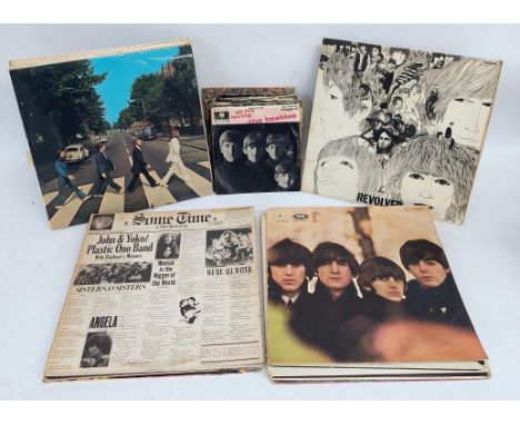 The Beatles  Collection of early press issues with 16 vinyl LPs and 21 7 / Eps.  Early press The Beatles White Album with top