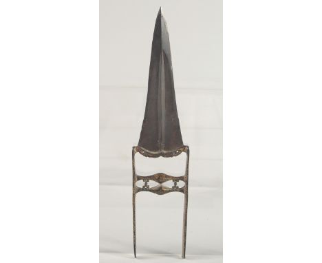 A 19TH CENTURY NORTH INDIAN GOLD INLAID STEEL KATAR DAGGER, 29.5cm long.