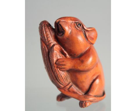 A JAPANESE BOXWOOD NETSUKE OF A RAT.