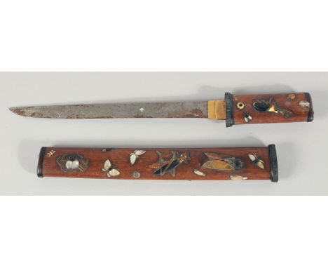 A JAPANESE AIKUCHI DAGGER, with wooden saya, inlaid and onlaid mother of pearl, bone and horn insects, 34cm long overall.