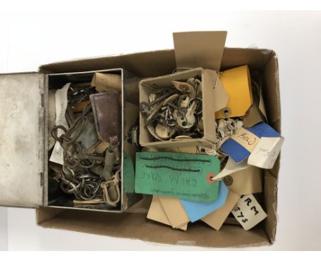 A box of assorted vintage keys of various age and size, to include funiture door and clock keys