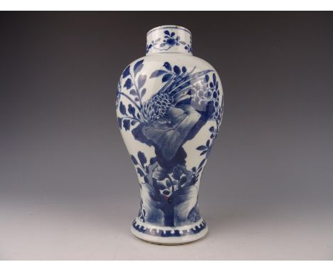 Chinese porcelain blue and white vase with bird - Kangxi period 1662-1722. Height: 23,5 cm.  In good condition. A small produ