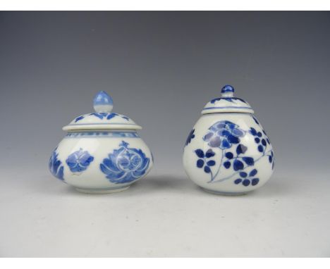 Two Chinese porcelain B/W pots and cover with flowers - Kangxi 1662-1722. Height: 7,5 cm. Two pots and a cover are in good co
