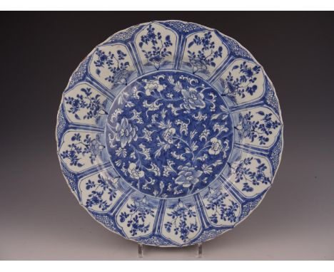 Large Chinese porcelain B/W charger with flowers-Kangxi 1662-1722. Diameter: 38,5 cm. Has restoration at the rim.