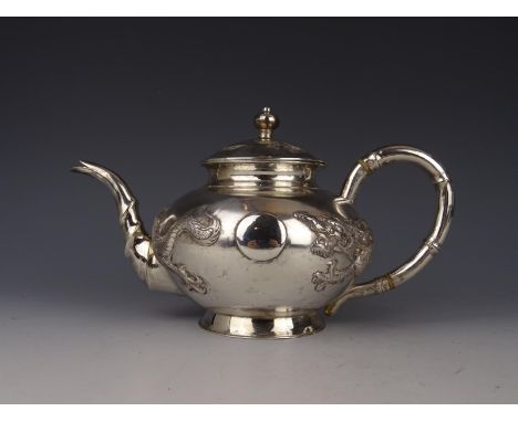 Chinese export silver teapot with dragon-Marked-19th century. Height: 14 cm. Weight: 440 Gram. In good condition.