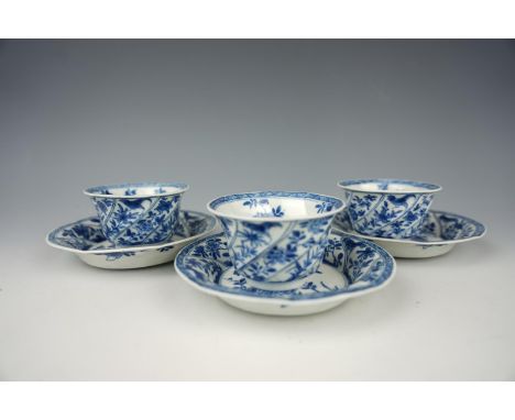 Three chinese porcelain B/W cups and saucers with roosters - Kangxi 1662-1722. cups= Height 5 cm, Diameter 8 cm. Saucers=Diam